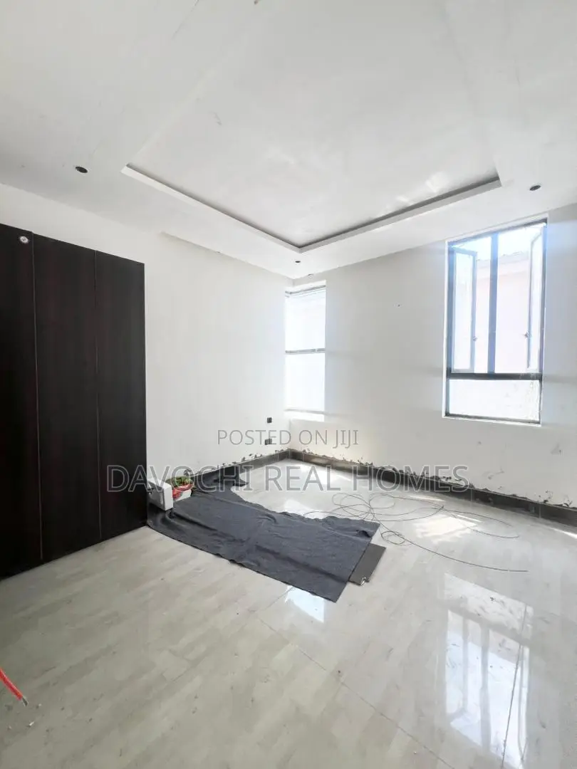 4bdrm Duplex in Ikota for sale in Ikota
