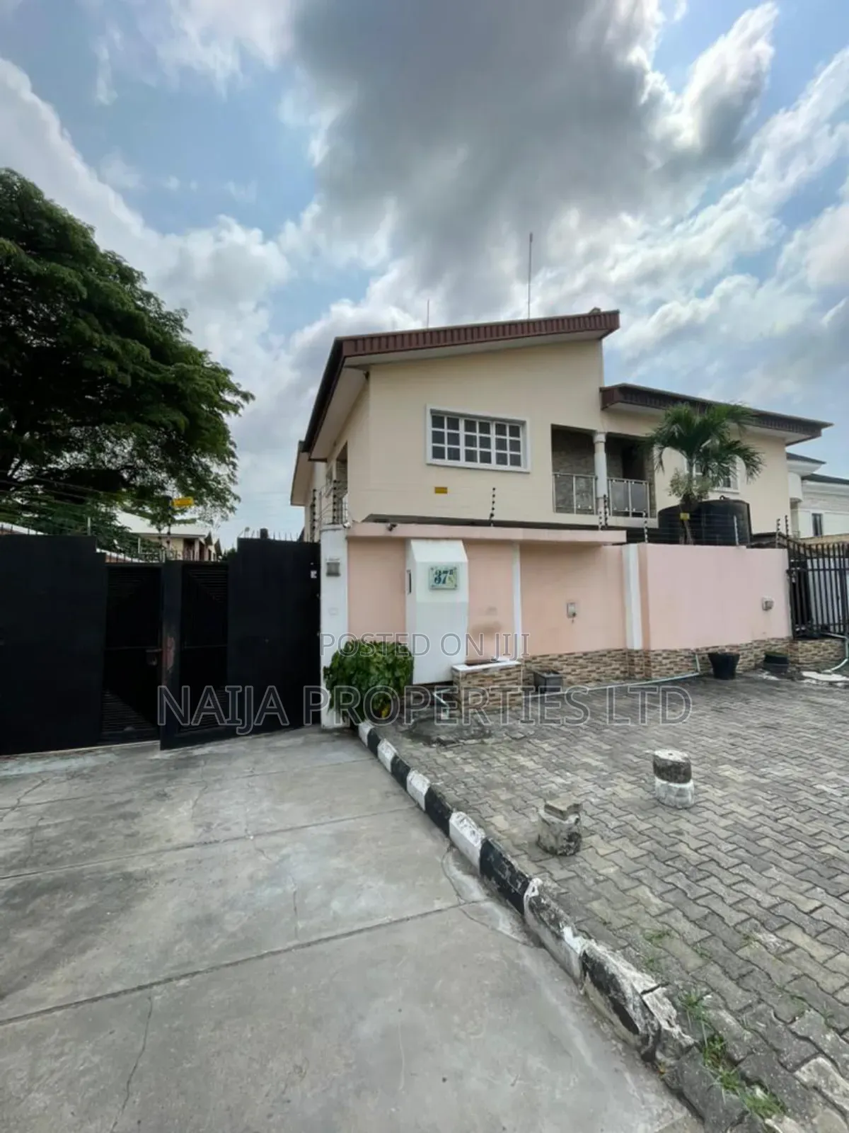 18 Rooms Functioning Hotel at Lekki Phase 1 for Lease in Lekki Phase 1