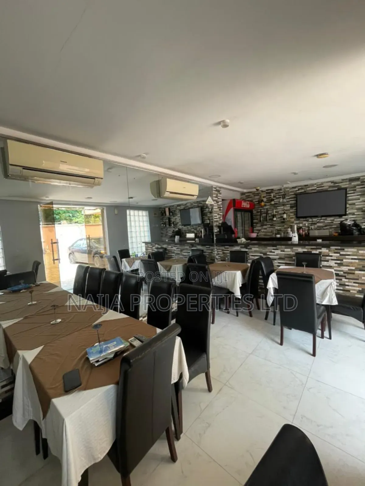 18 Rooms Functioning Hotel at Lekki Phase 1 for Lease in Lekki Phase 1