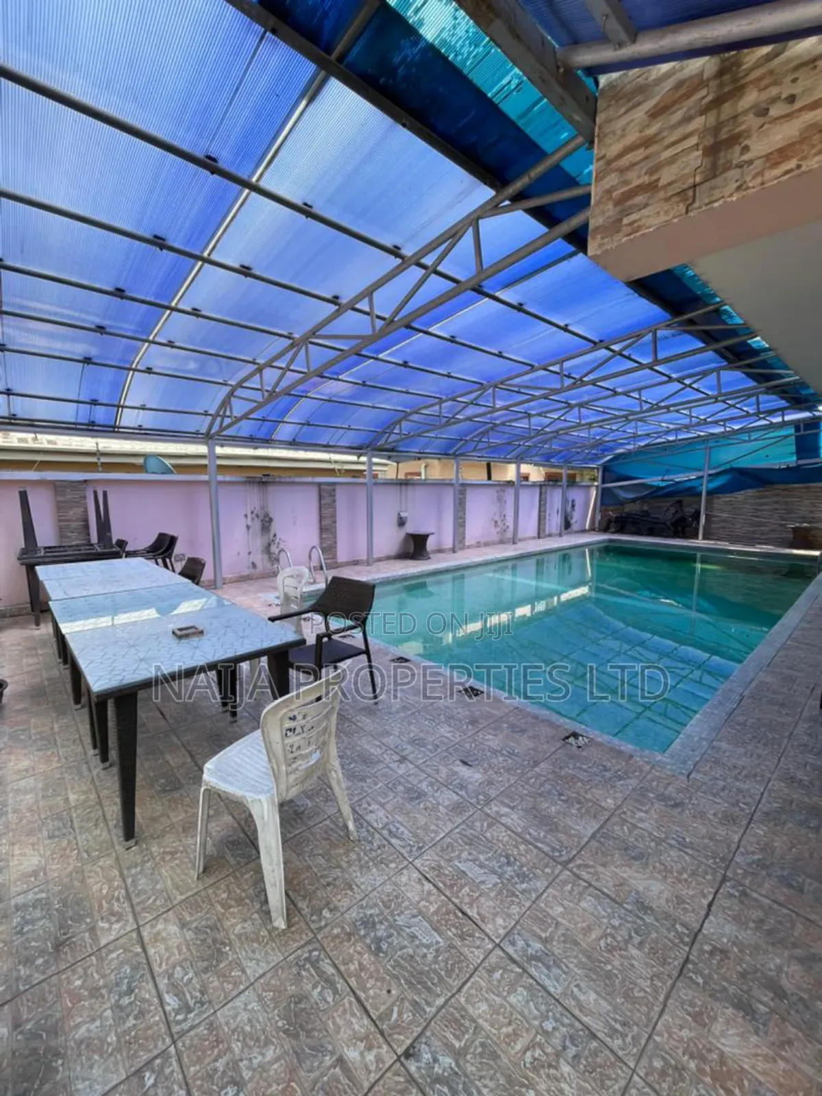 18 Rooms Functioning Hotel at Lekki Phase 1 for Lease in Lekki Phase 1