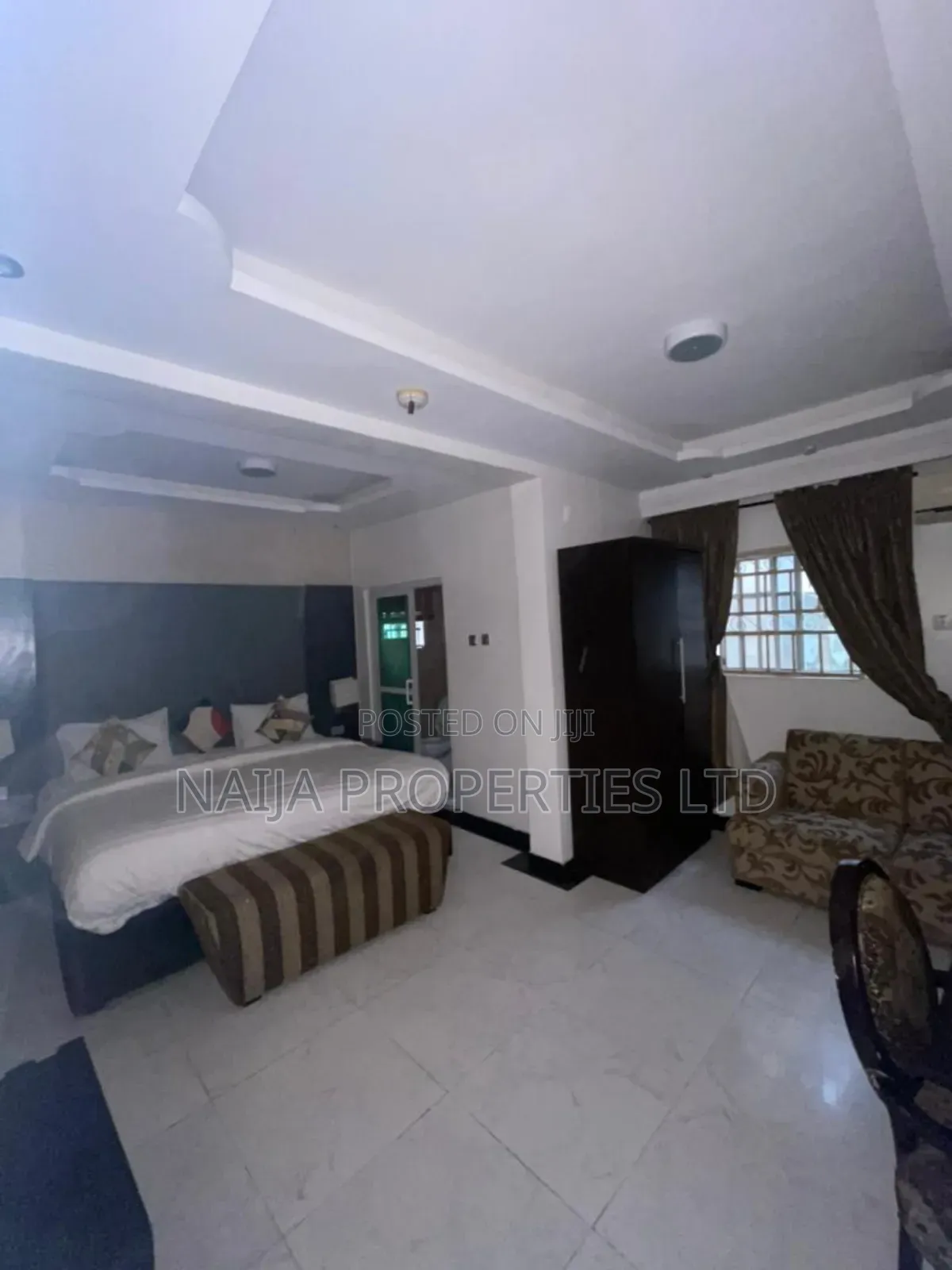 18 Rooms Functioning Hotel at Lekki Phase 1 for Lease in Lekki Phase 1