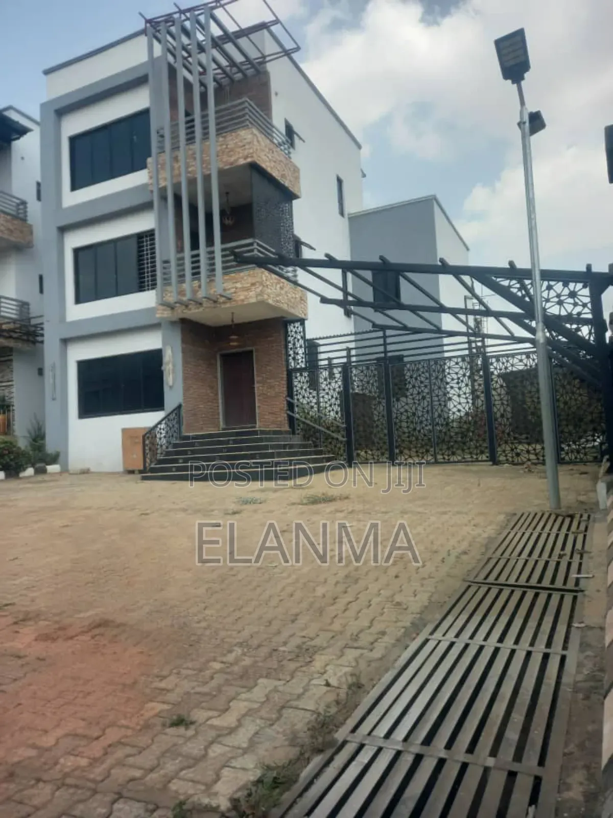 Furnished 4bdrm Townhouse/Terrace in By Kaura Hotel for sale in Kaura