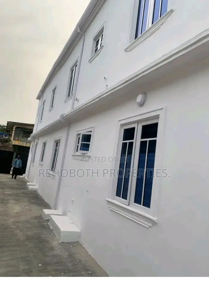 8bdrm Block of Flats in Molusi Area for sale in CHallenge / Ibadan