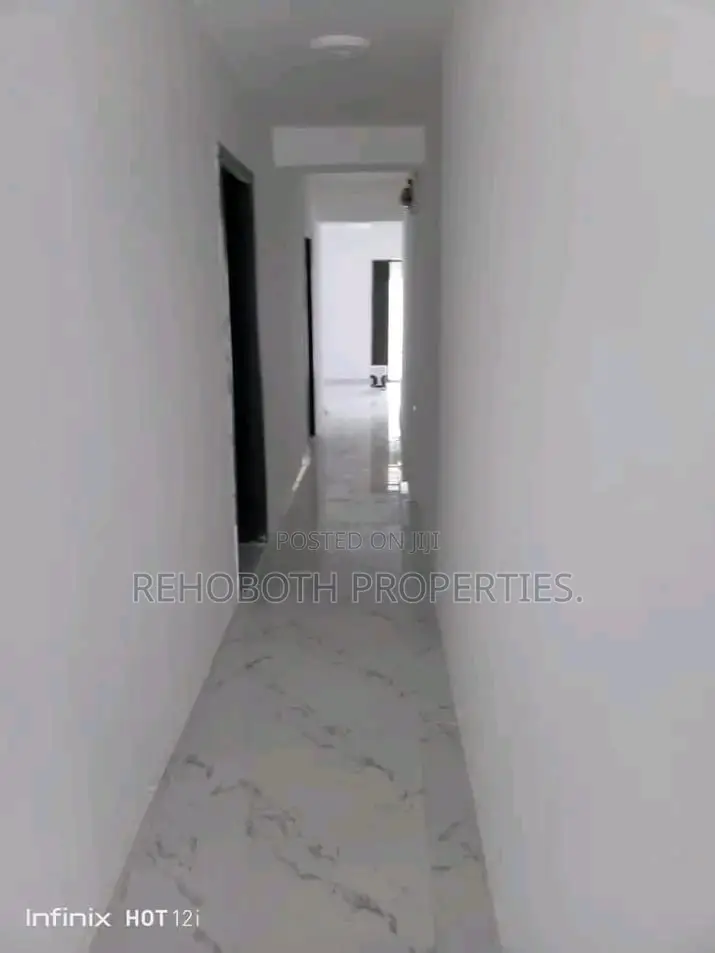 8bdrm Block of Flats in Molusi Area for sale in CHallenge / Ibadan
