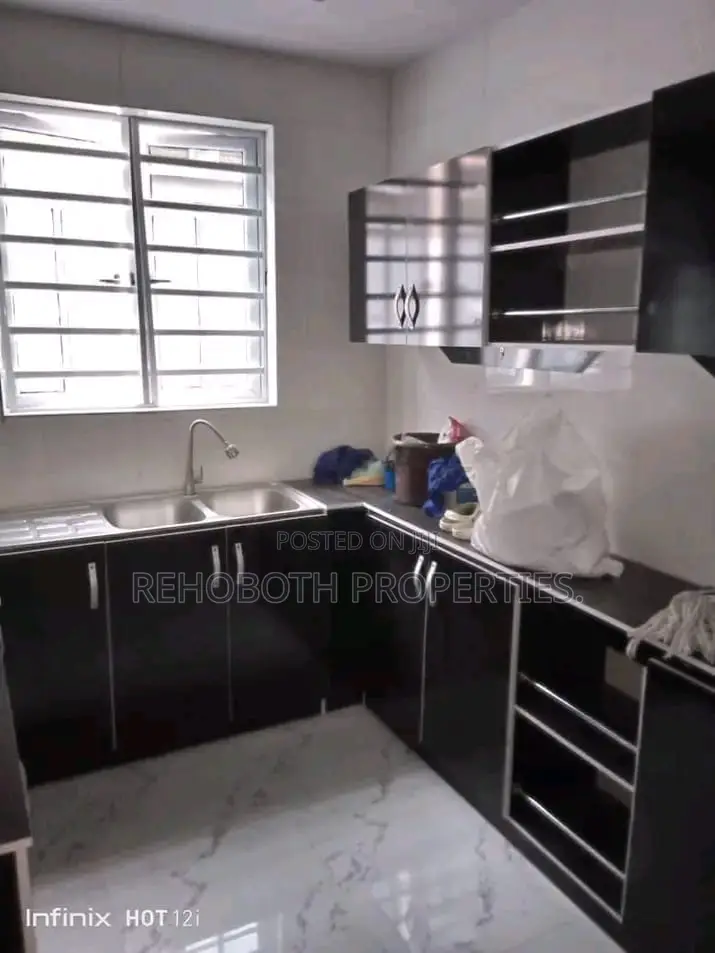 8bdrm Block of Flats in Molusi Area for sale in CHallenge / Ibadan