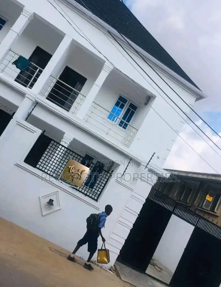 8bdrm Block of Flats in Molusi Area for sale in CHallenge / Ibadan