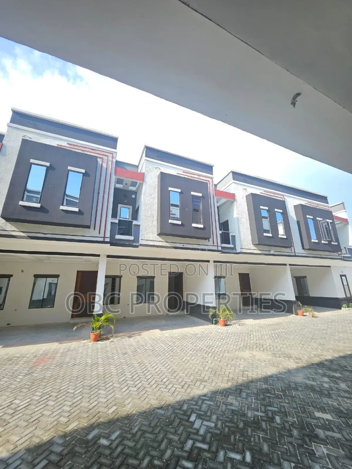 2 Bedrooms Duplex in Chevron