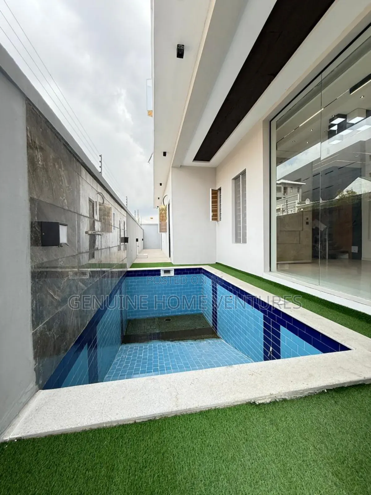 5bdrm Duplex in Lekki Phase 1 for sale in Lekki Phase 1