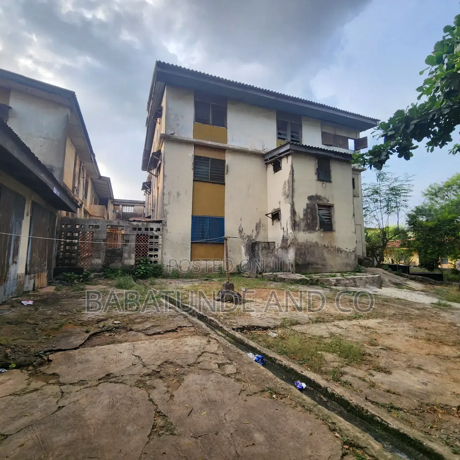 20bdrm Block of Flats in Felele, CHallenge / Ibadan for sale in CHallenge / Ibadan
