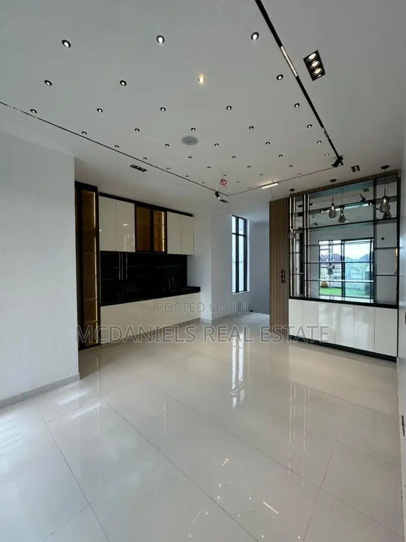 Furnished 5bdrm Duplex in Chevron for sale in Chevron