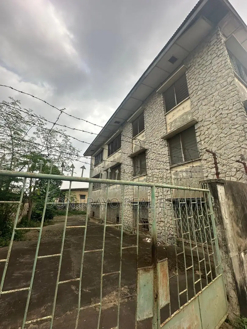 20bdrm House in Behind Ajimobimosque, Oke Ado for sale in Oke Ado