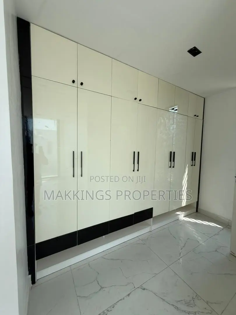 5bdrm Duplex in Chevron for sale in Chevron