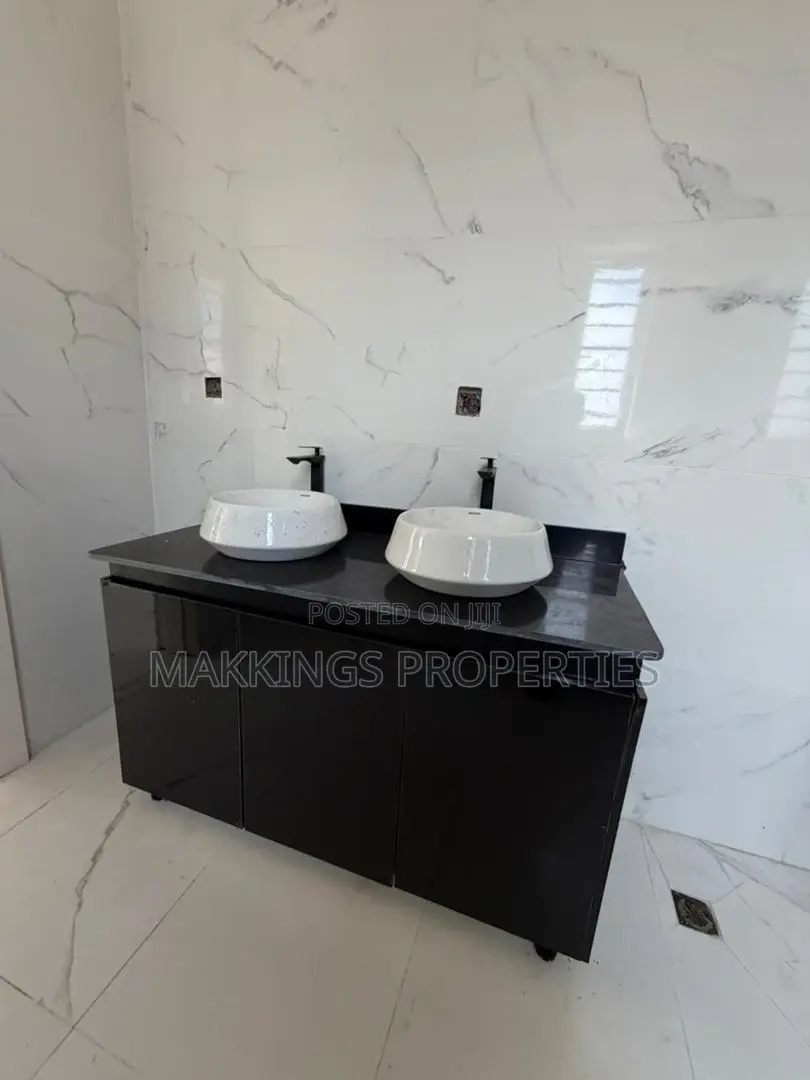 5bdrm Duplex in Chevron for sale in Chevron
