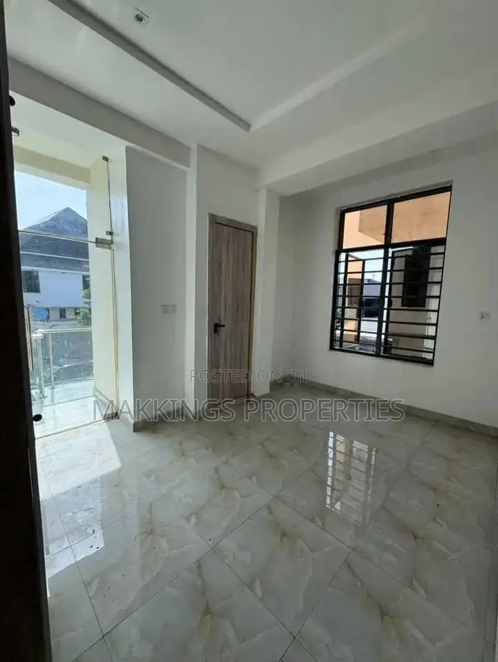 2bdrm Duplex in Chevron for sale in Chevron