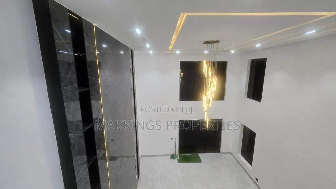 5bdrm Duplex in Chevron for sale in Chevron