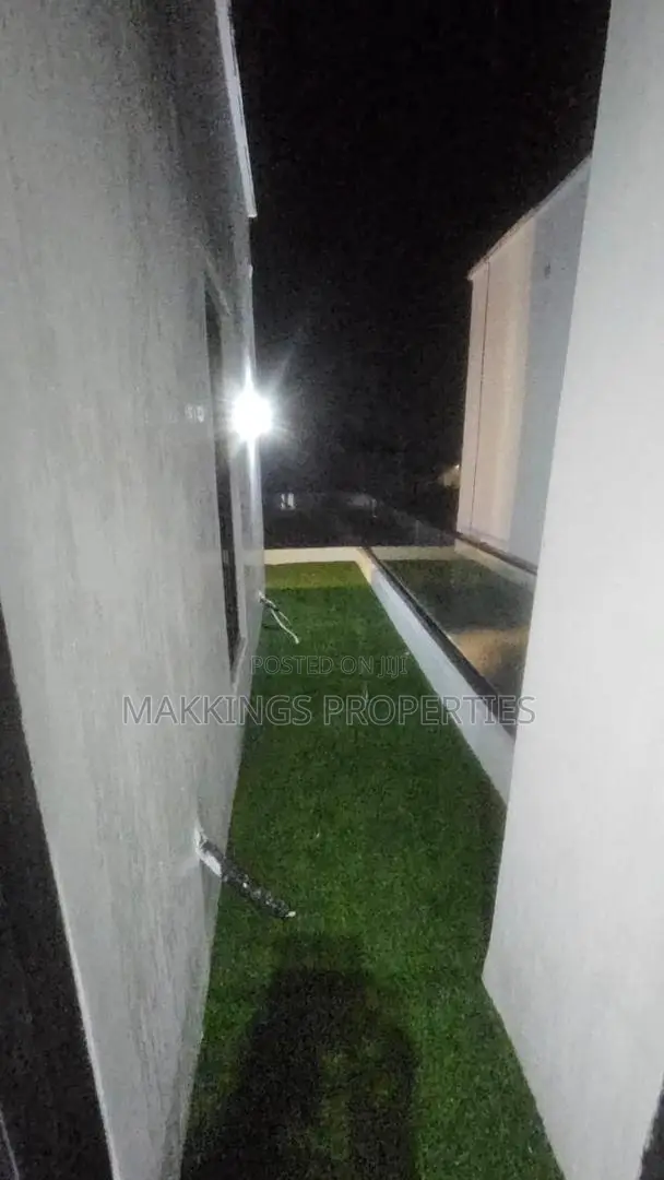 5bdrm Duplex in Chevron for sale in Chevron