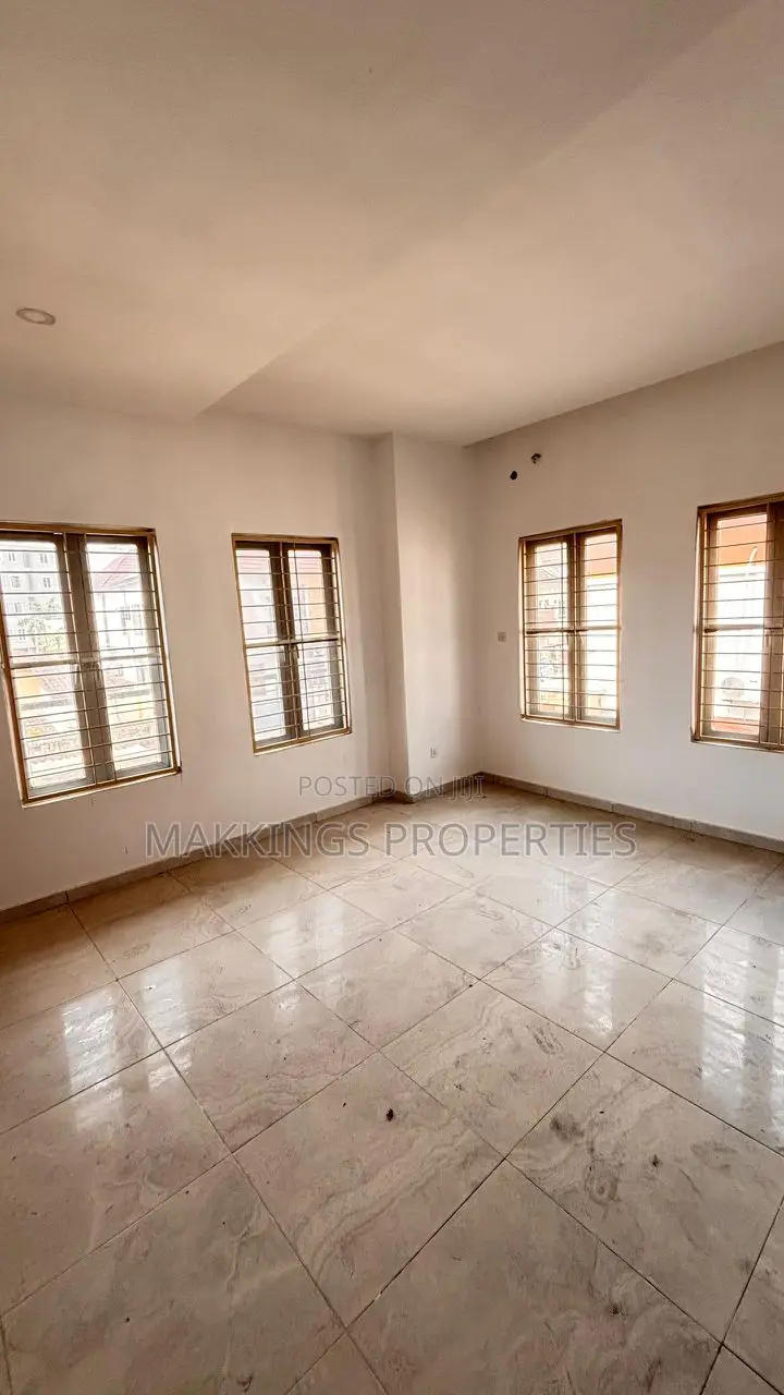 5bdrm Duplex in Chevron for rent in Chevron