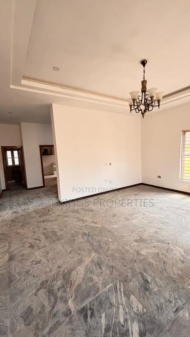 5bdrm Duplex in Chevron for rent in Chevron