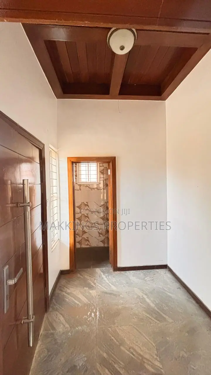 5bdrm Duplex in Chevron for rent in Chevron