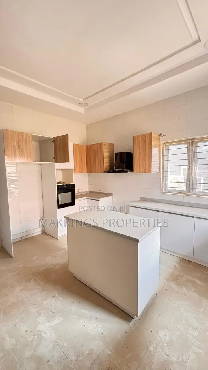 5bdrm Duplex in Chevron for rent in Chevron