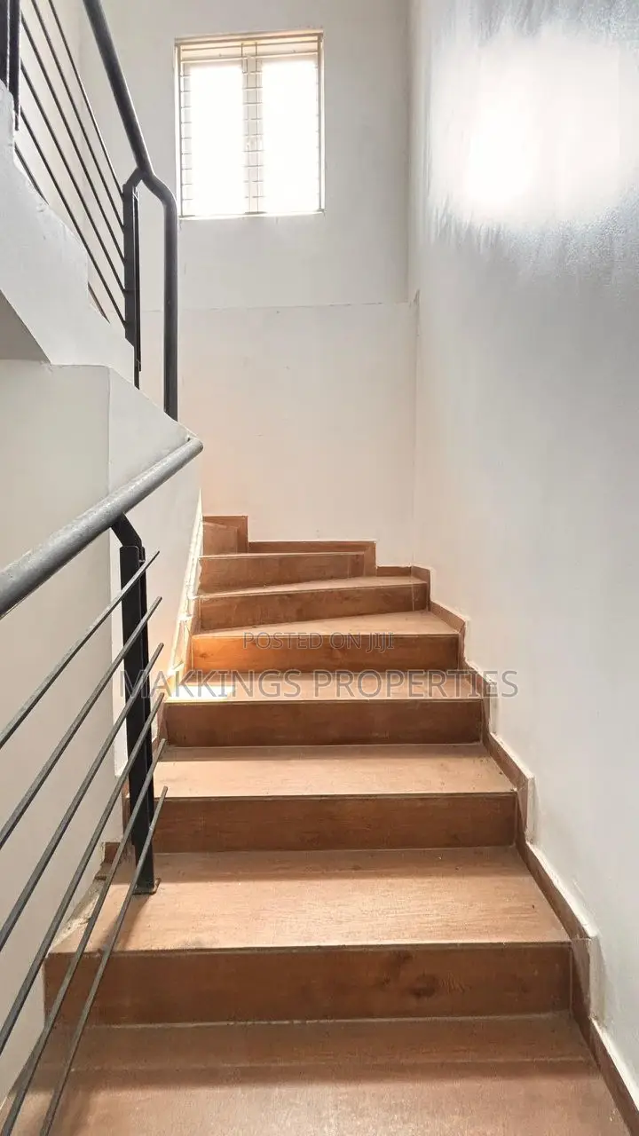 5bdrm Duplex in Chevron for rent in Chevron