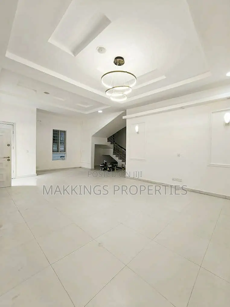 5bdrm Duplex in Chevron for rent in Chevron