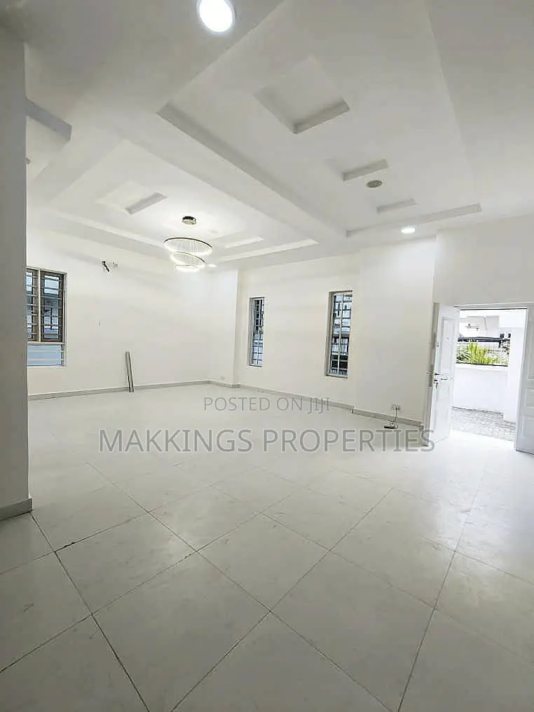 5bdrm Duplex in Chevron for rent in Chevron