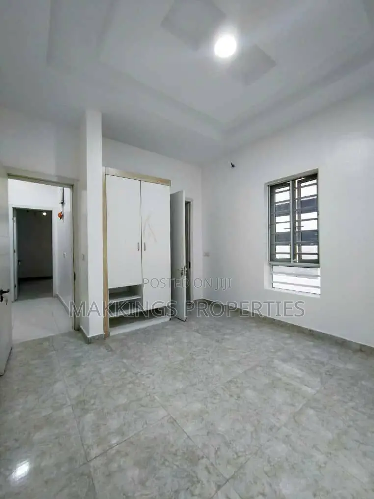 5bdrm Duplex in Chevron for rent in Chevron