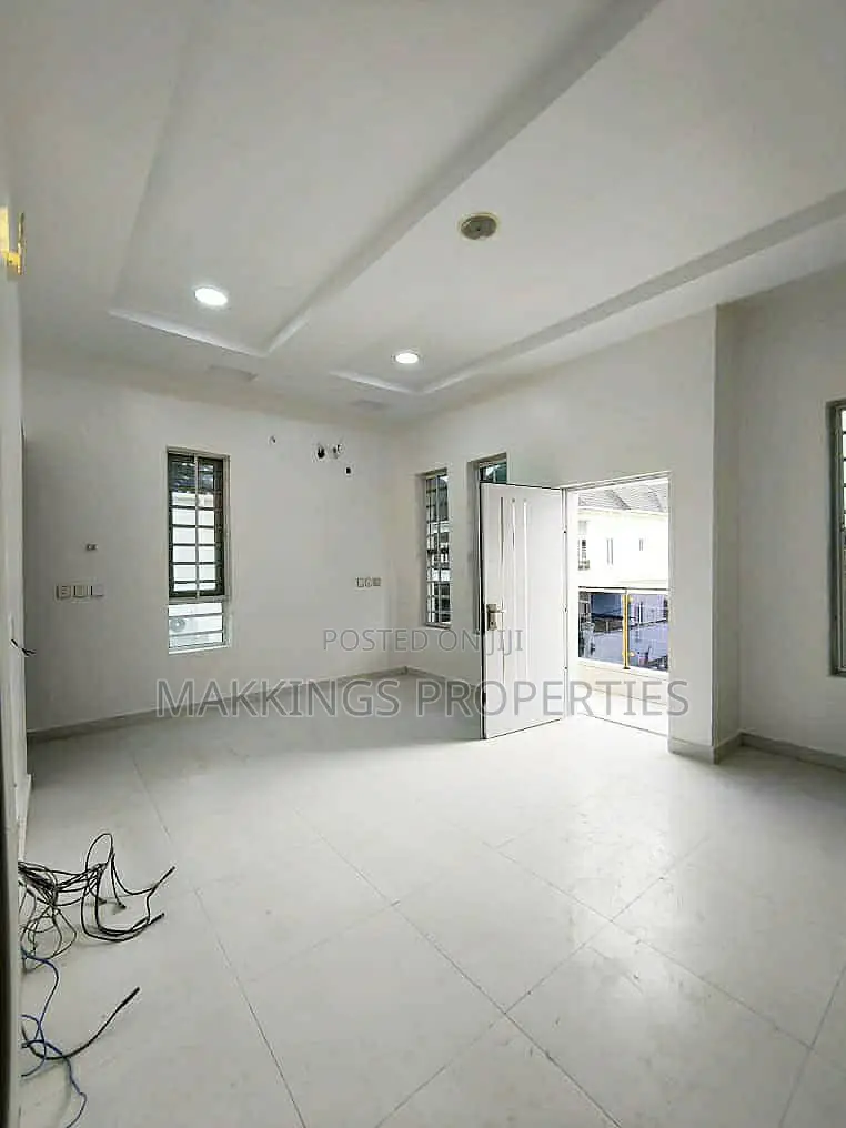 5bdrm Duplex in Chevron for rent in Chevron
