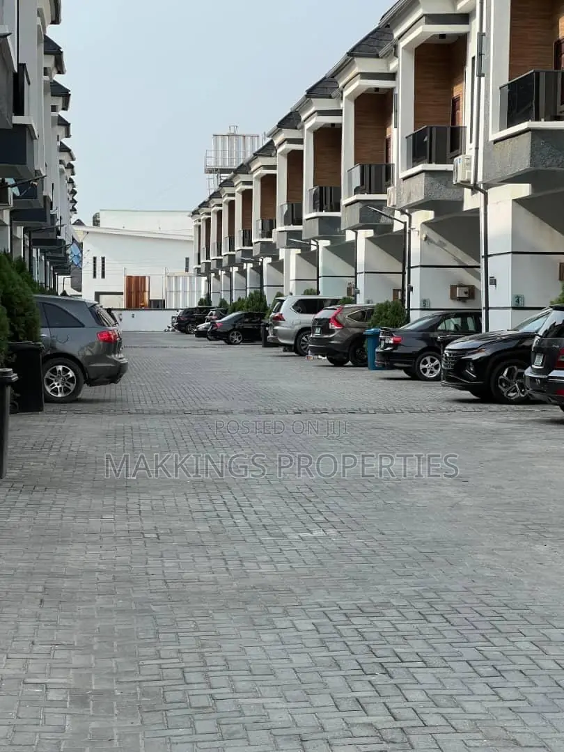Mini Flat in Chevron for rent in Chevron