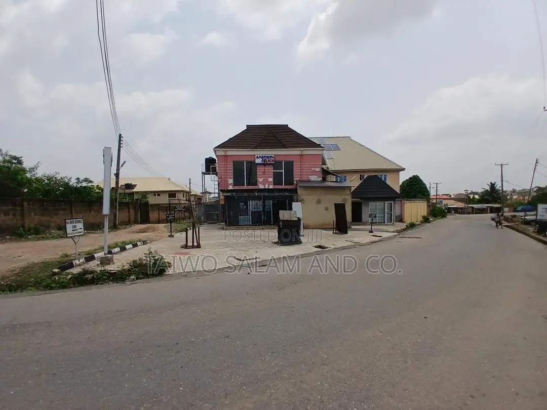 Office Complex in Ologuneru