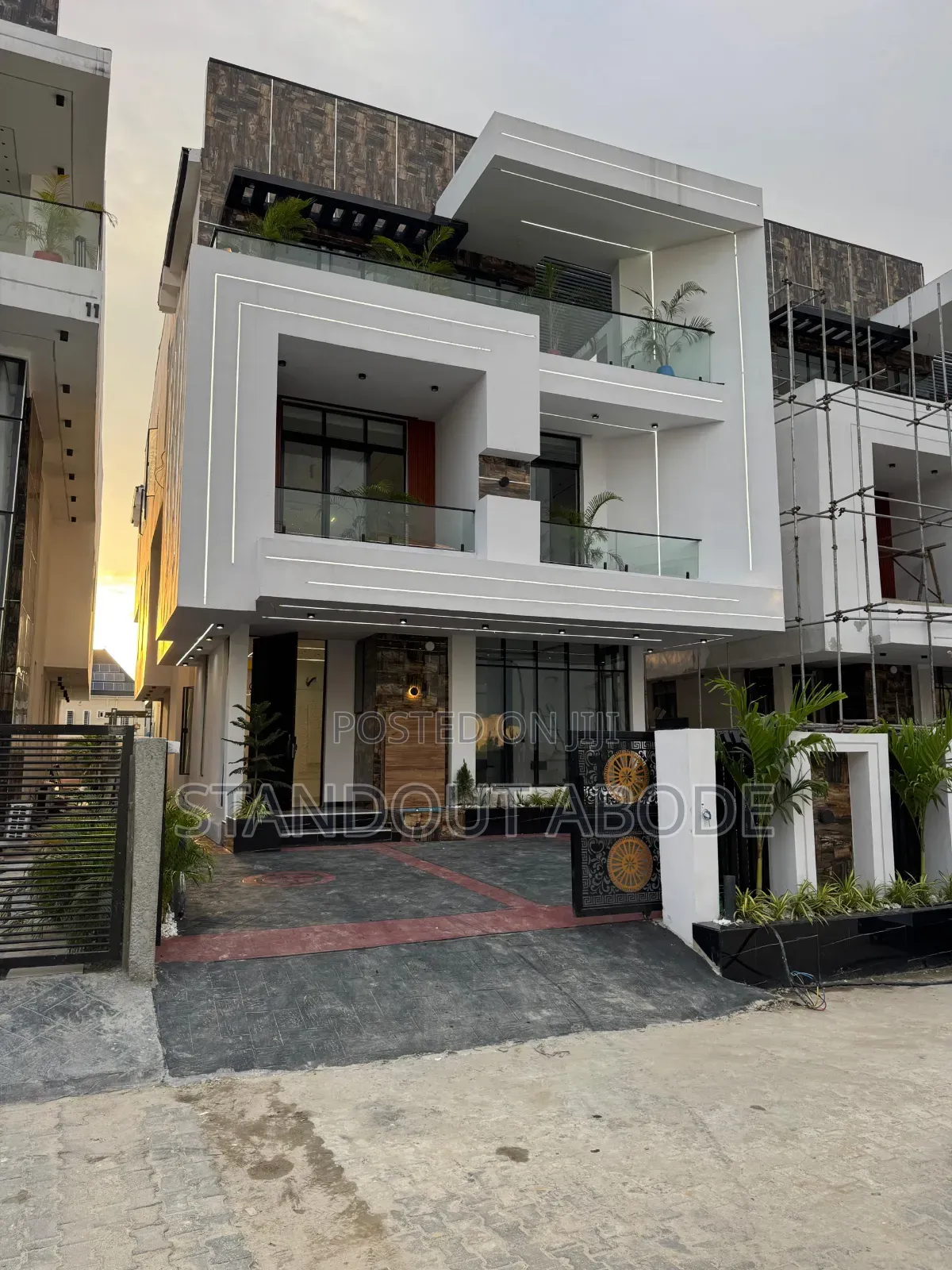 6bdrm Duplex in In An Estate, Chevron for sale in Chevron
