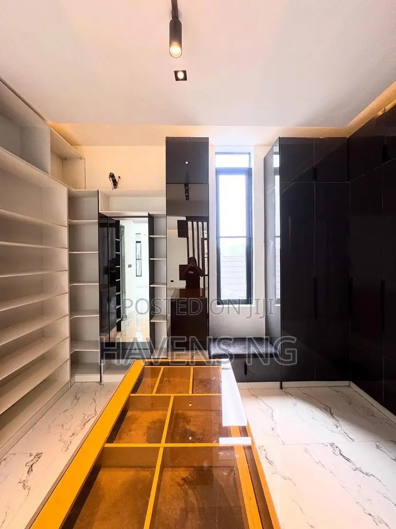 5bdrm Duplex in Lekki Phase 1 for sale in Lekki Phase 1