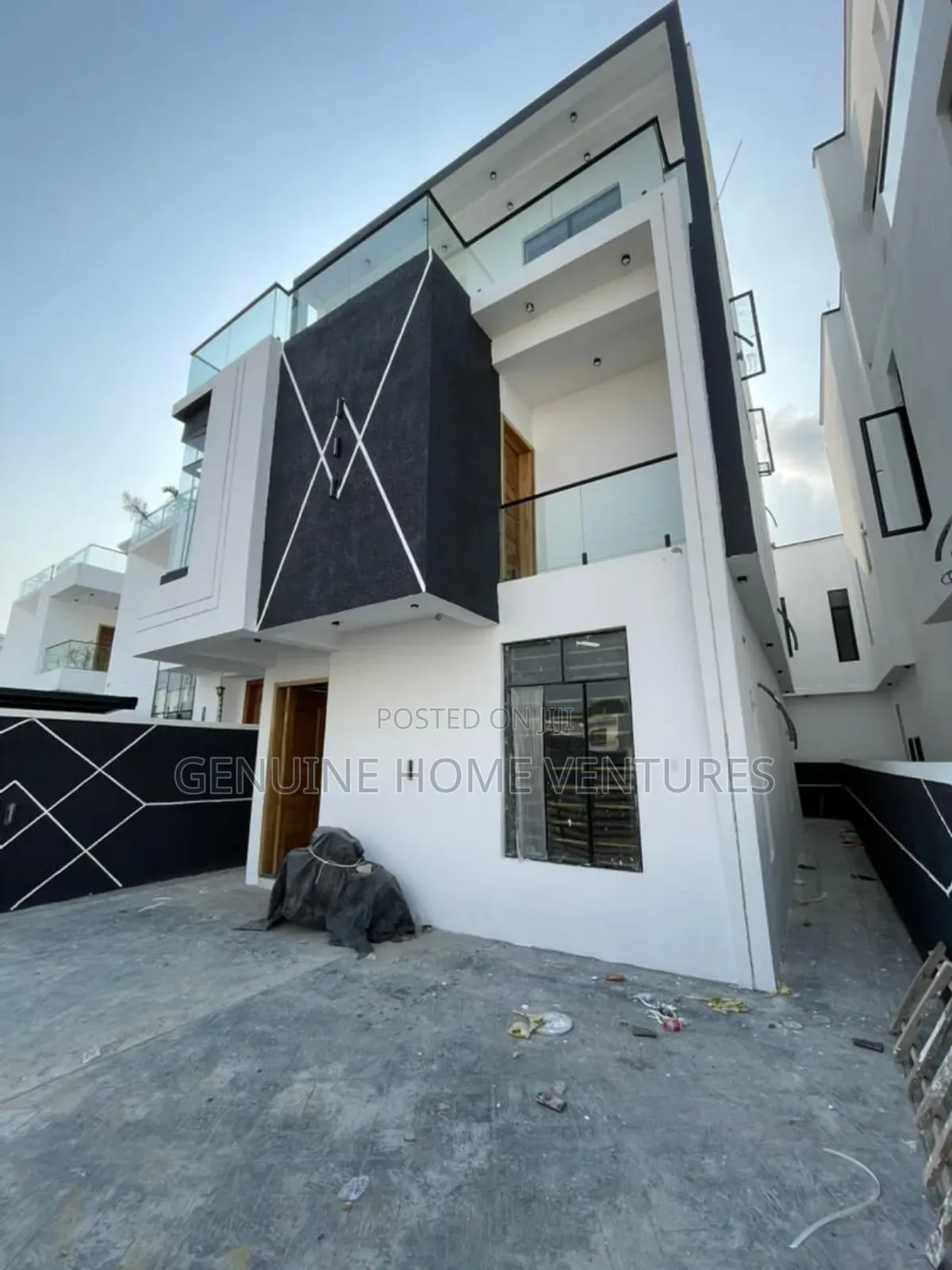 5bdrm Duplex in Chevron Lekki for sale in Chevron