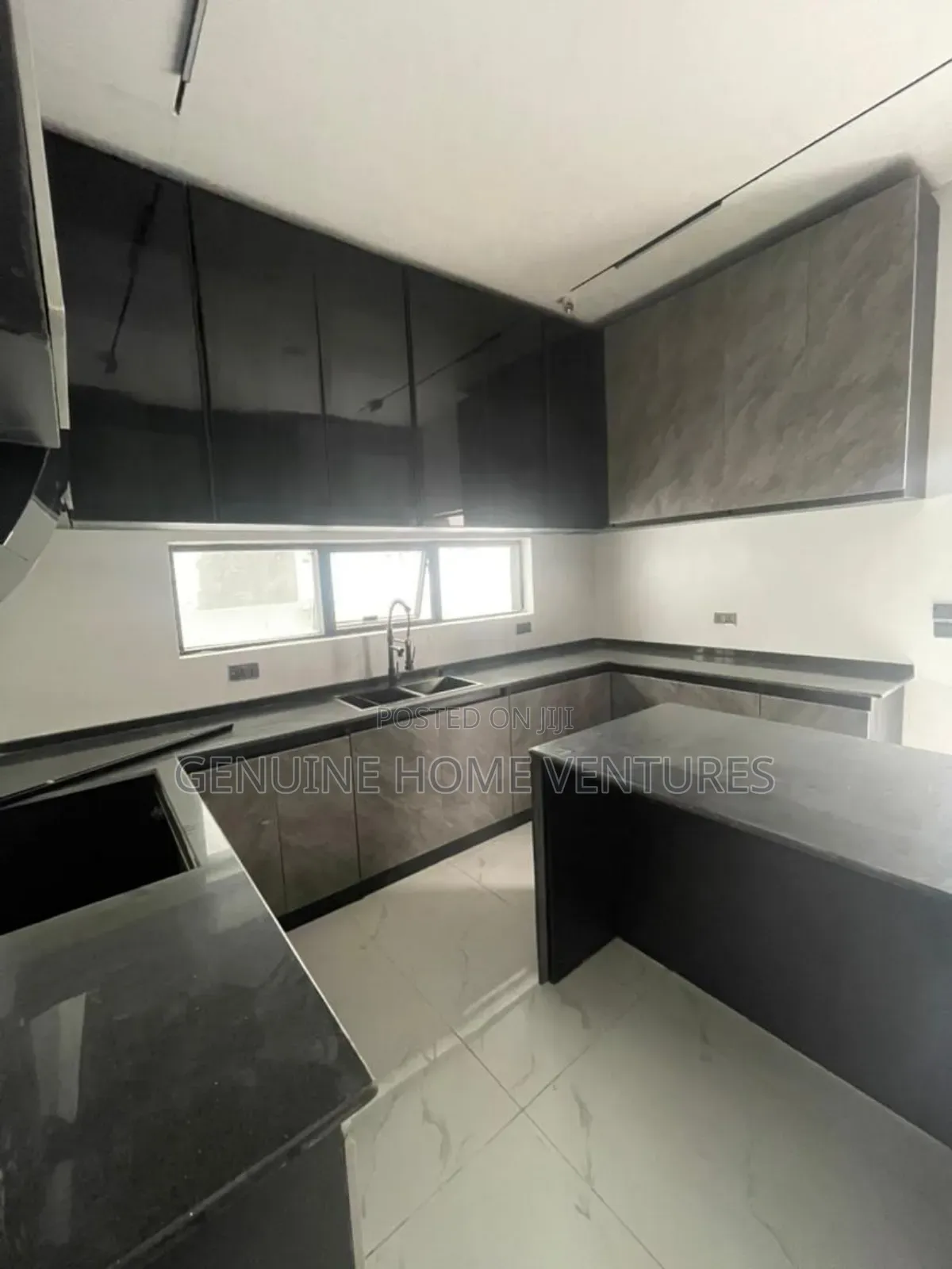 5bdrm Duplex in Lekki Phase 1 for sale in Lekki Phase 1
