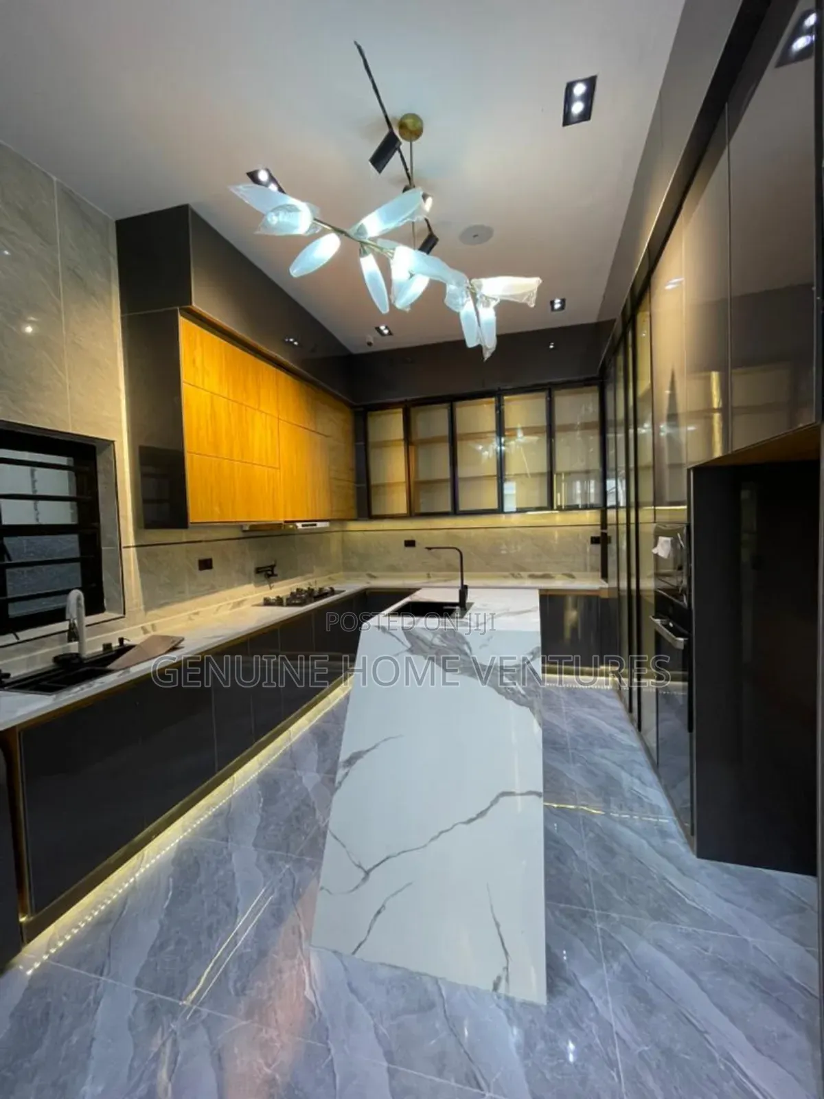 5bdrm Duplex in Chevron for sale in Chevron
