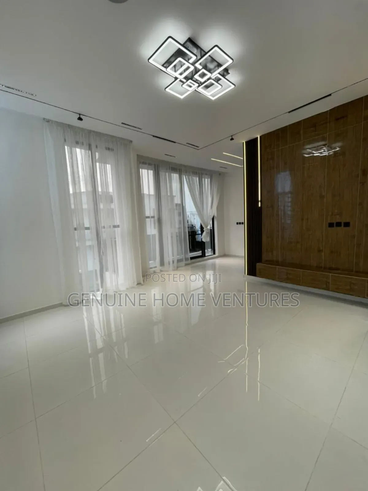 5bdrm Duplex in Chevron for sale in Chevron
