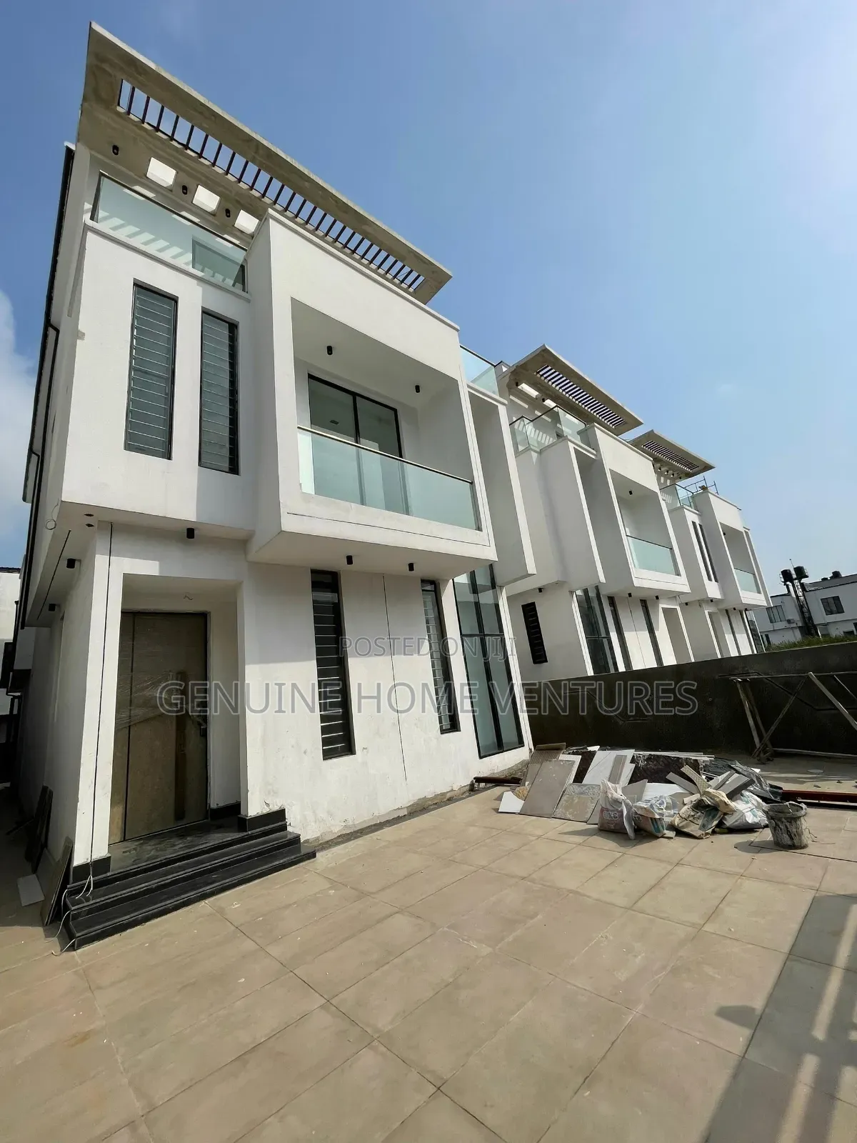 5bdrm Duplex in Chevron for sale in Chevron