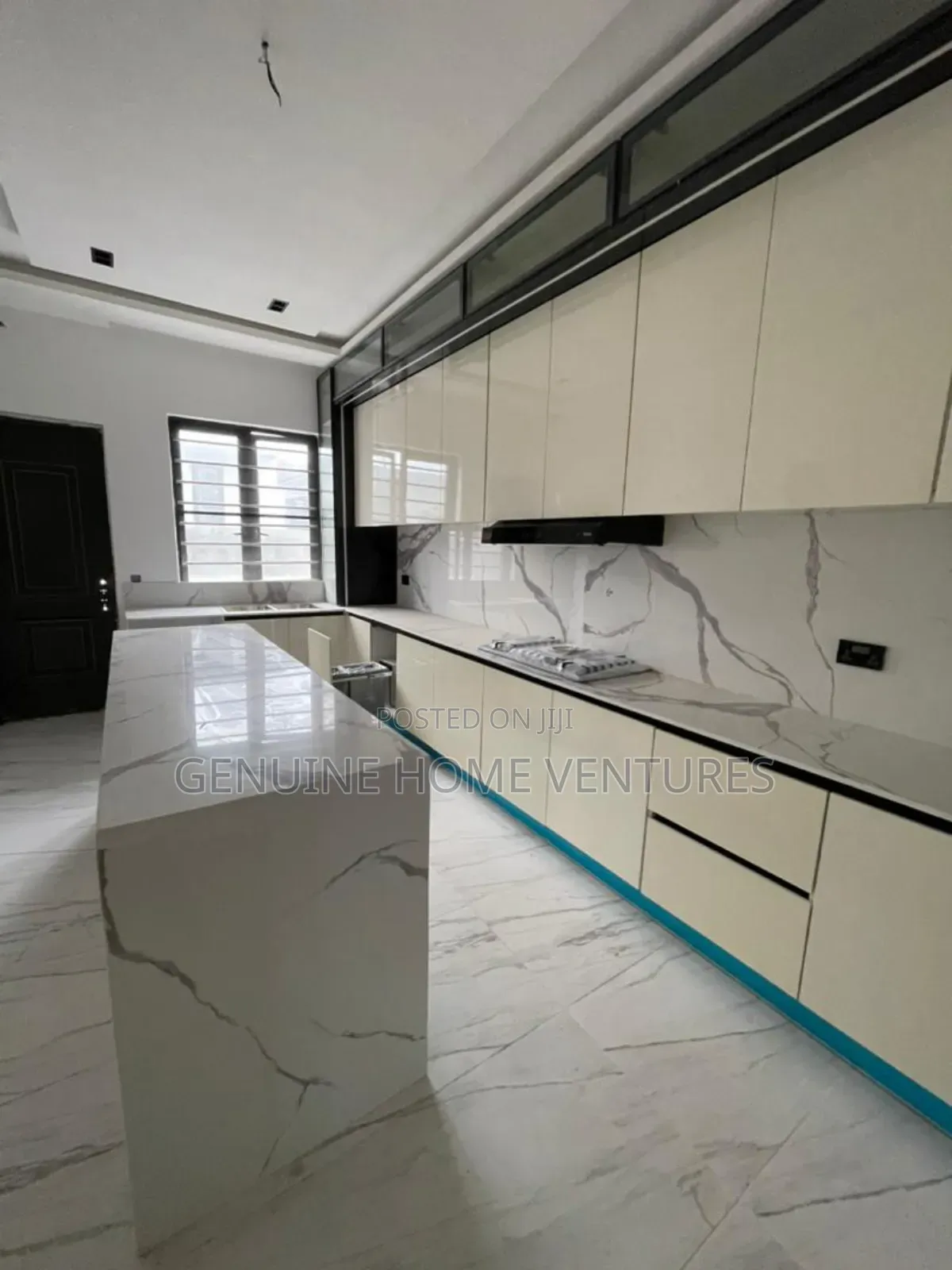 5bdrm Duplex in Chevron for sale in Chevron