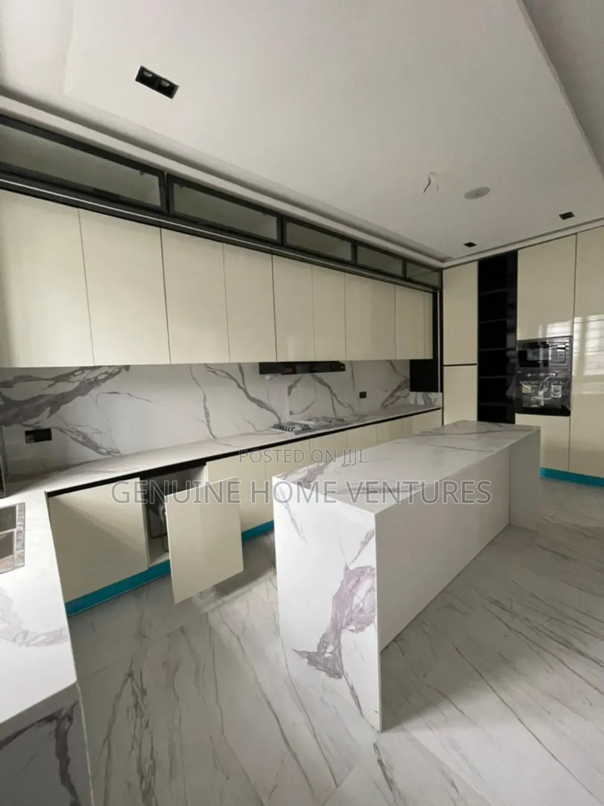 5bdrm Duplex in Chevron for sale in Chevron