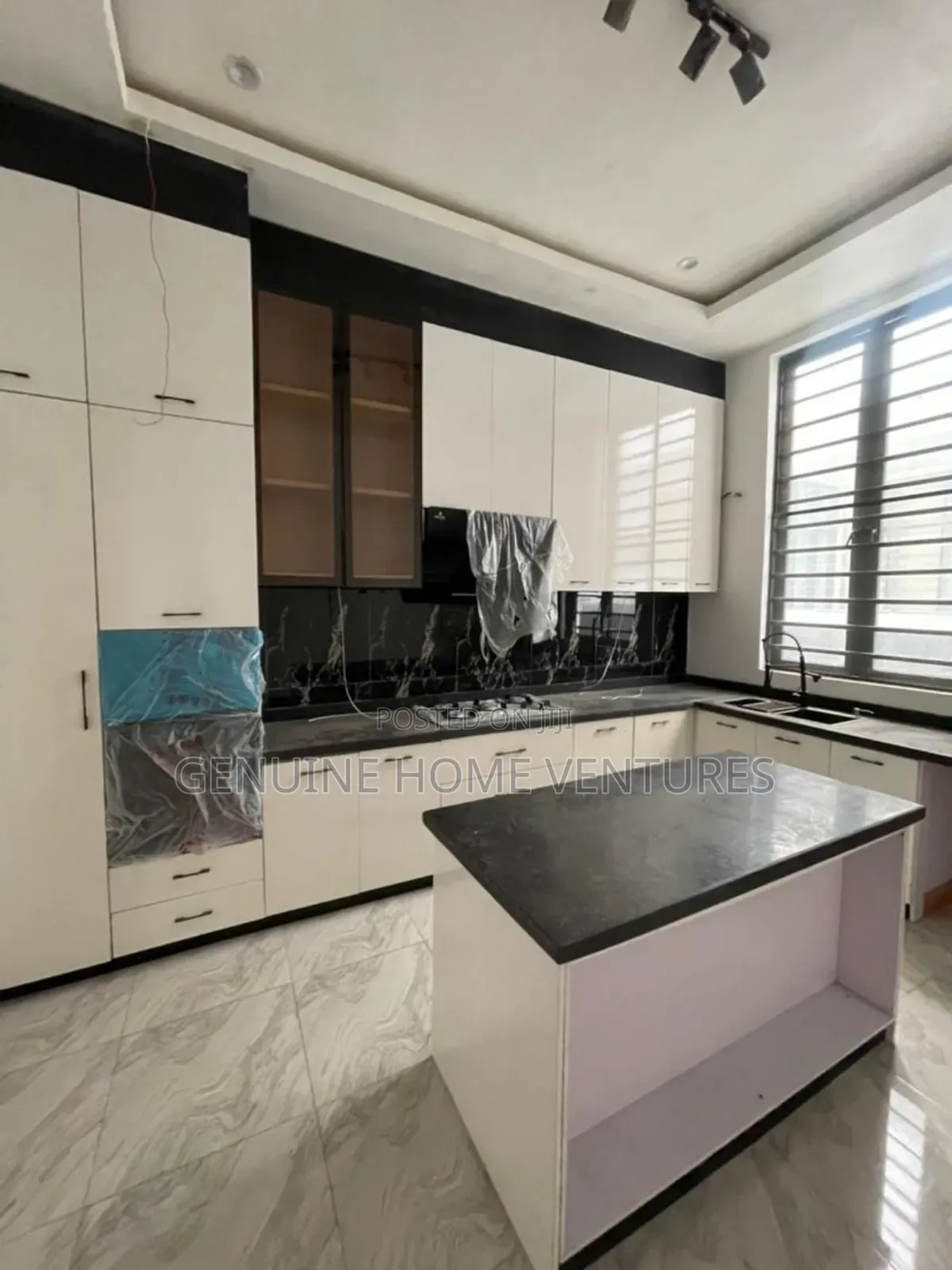 4bdrm Duplex in Chevron for sale in Chevron