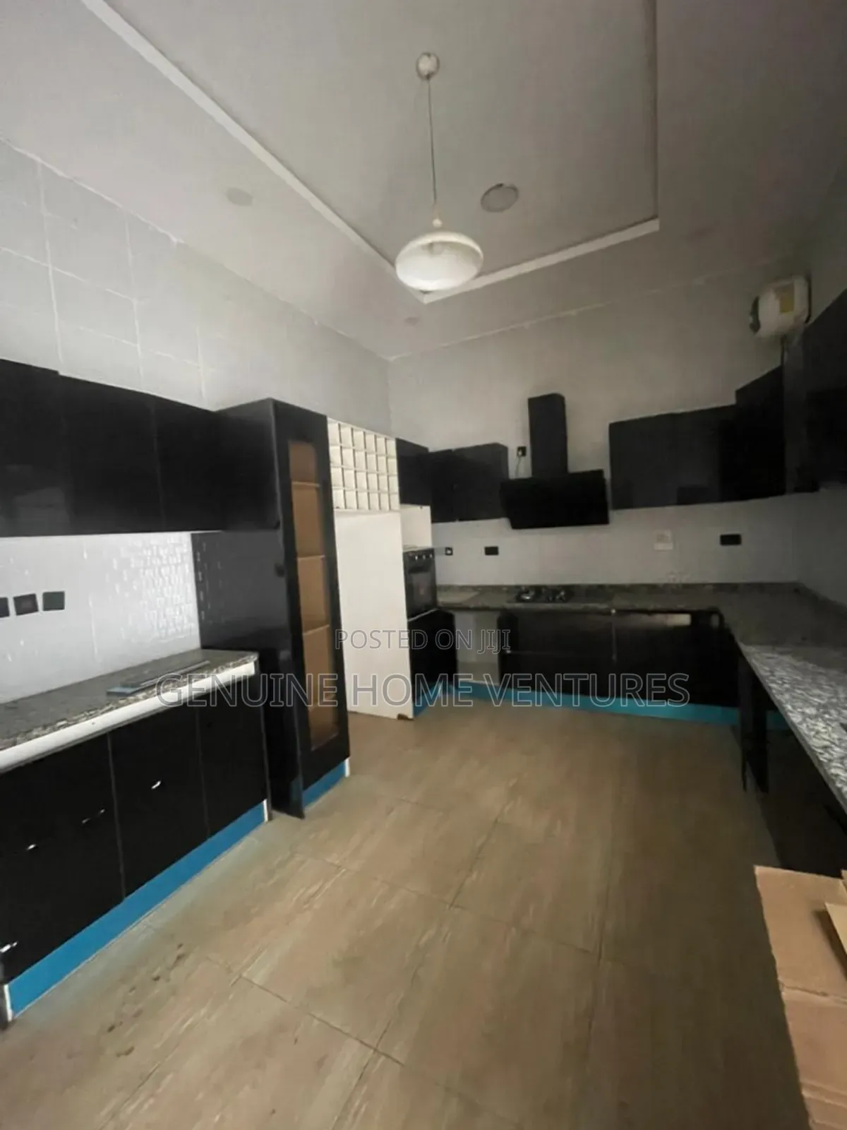 5bdrm Duplex in Chevron for sale in Chevron