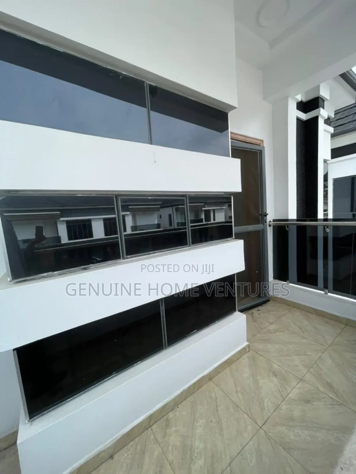 5bdrm Duplex in Chevron for sale in Chevron