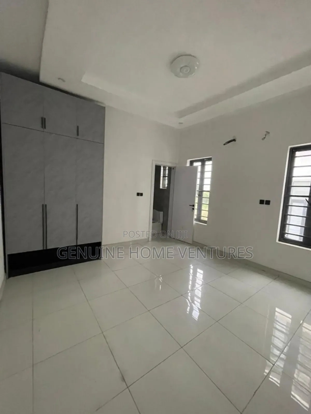 5bdrm Duplex in Chevron for sale in Chevron