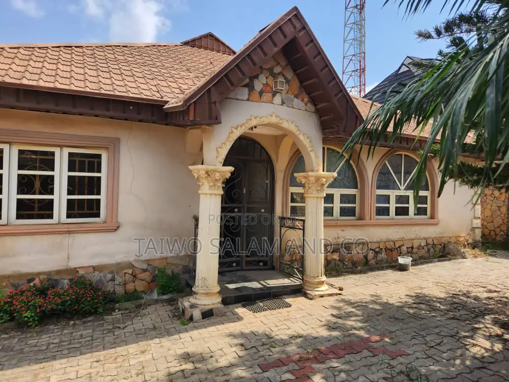 3bdrm Bungalow in Oluyole Estate for sale in Oluyole Estate