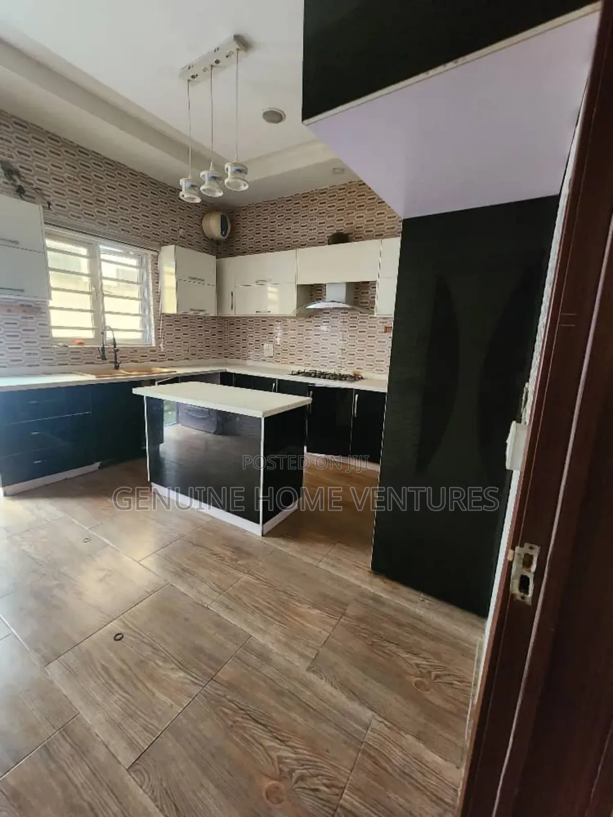 4bdrm Duplex in Chevron for rent in Chevron