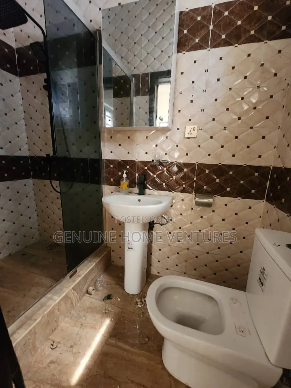 4bdrm Duplex in Chevron for rent in Chevron