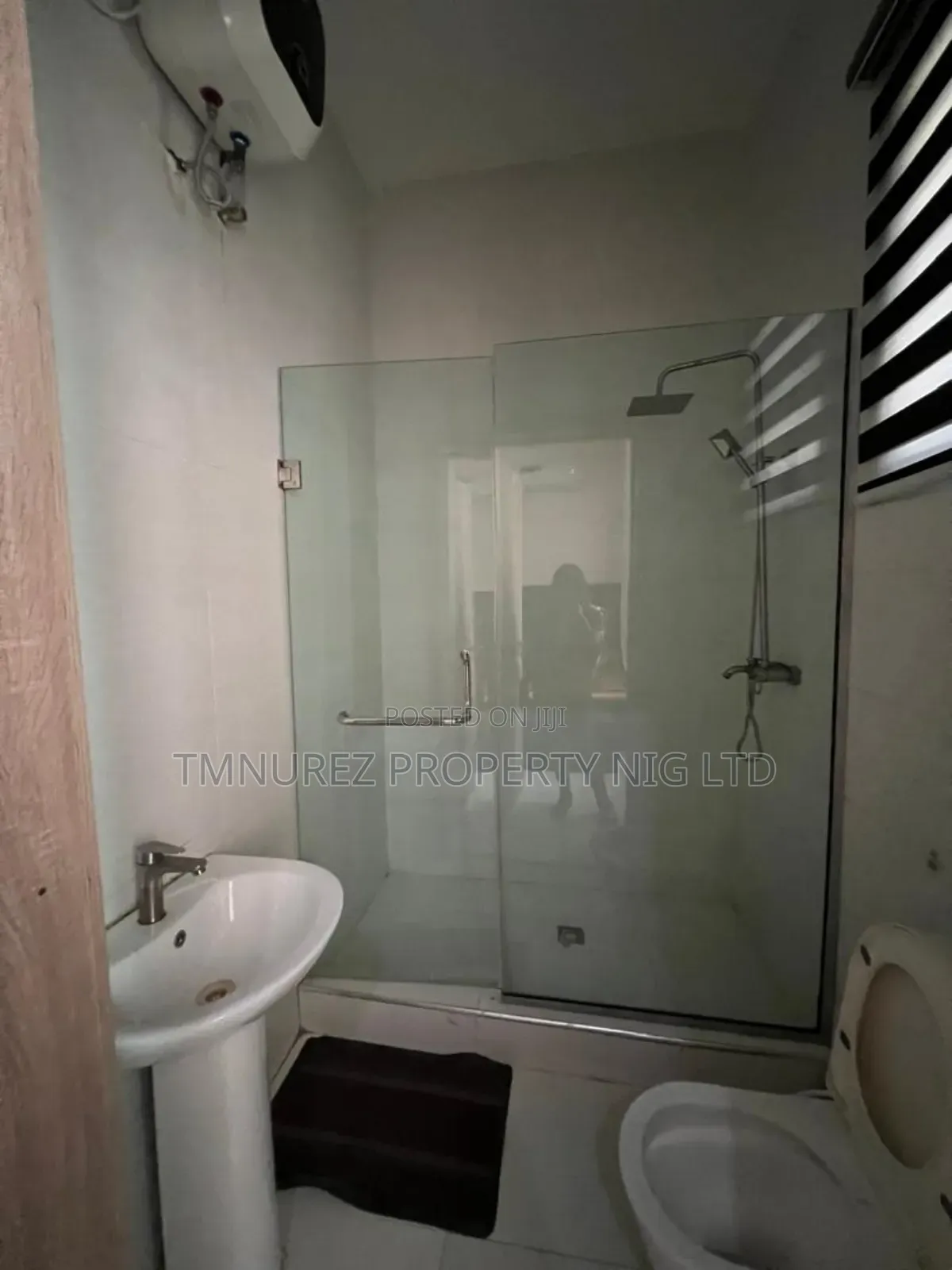 Furnished Studio Apartment in Orchild Road, Chevron for rent in Chevron