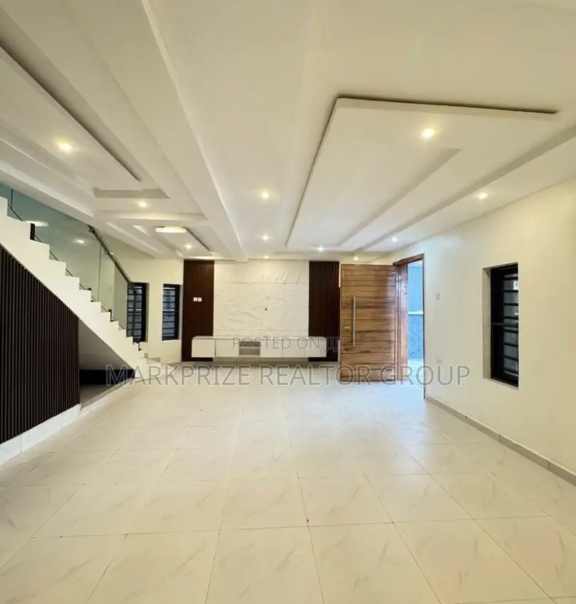 4bdrm Duplex in Surulere Lagos for sale in Surulere