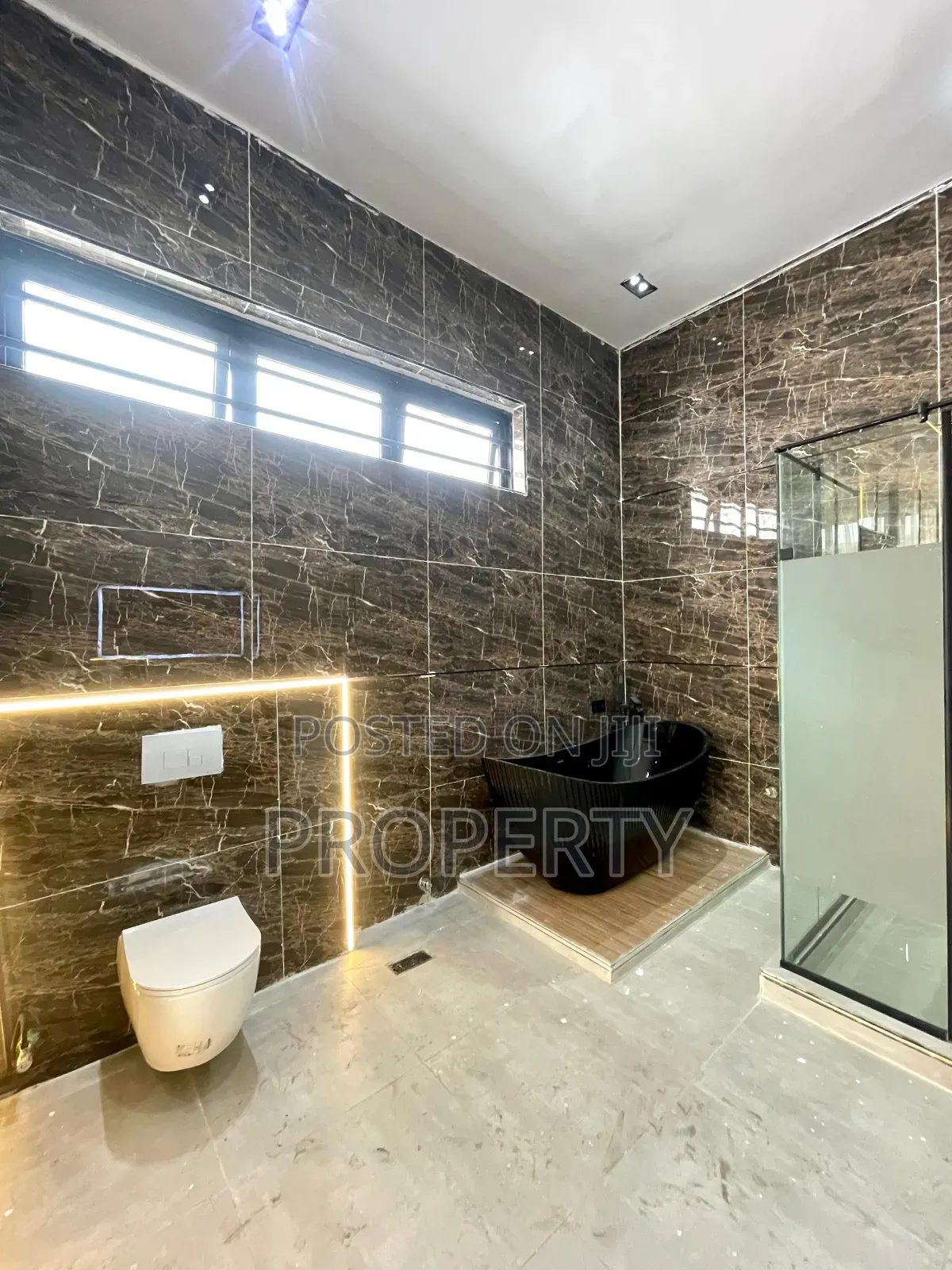 5bdrm Duplex in Chevron for sale in Chevron